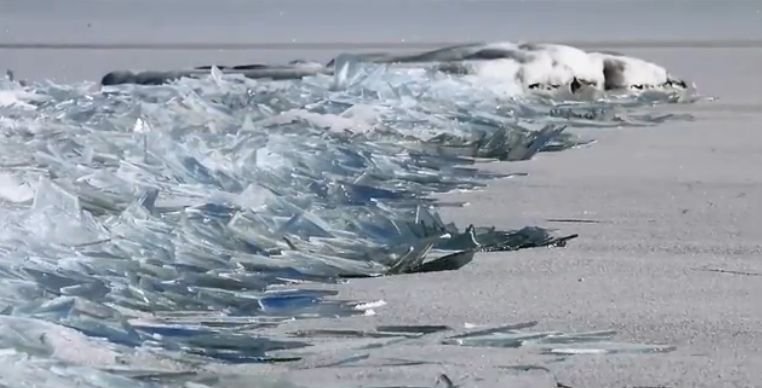 Imagini senzaționale surprinse pe suprafața unui lac înghețat. Fenomenul apare din ce în ce mai rar