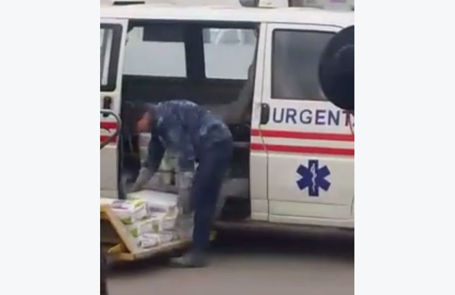 Saci de ciment transportați cu ambulanța. Ce s-a întâmplat cu directorul spitalului, după ce imaginile au ajuns pe Internet 