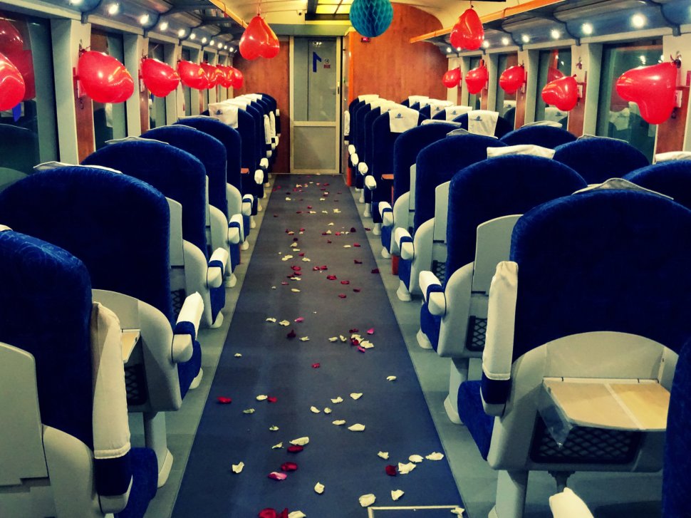 Călători întâmpinați cu baloane și petale de trandafir, de Dragobete. Imagini din ”gara îndrăgostiților”