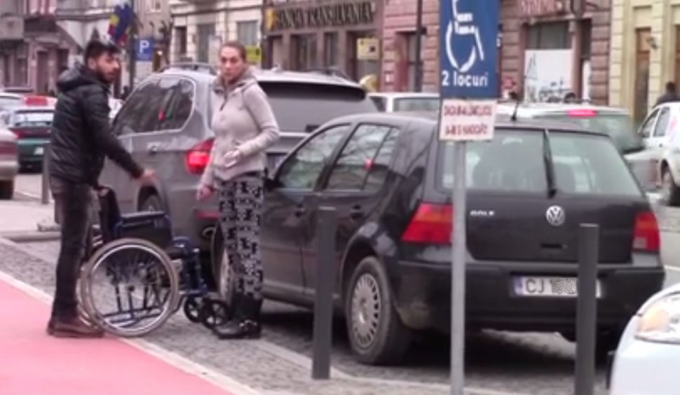 Un clujean i-a întâmpinat cu scaunul cu rotile pe șoferii care și-au lăsat mașinile pe locurile celor cu handicap. Iată ce a urmat