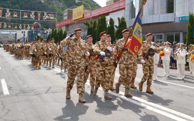 Imagini scandaloase. Cum și-au petrecut prima noapte în țară militarii români întorși din Afganistan