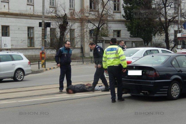 Șofer arestat în plin trafic după ce un pasager a căzut din mașina lui - FOTO