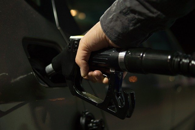 Șapte companii petroliere, acuzate că au o înțelegere secretă pentru prețurile carburanților 