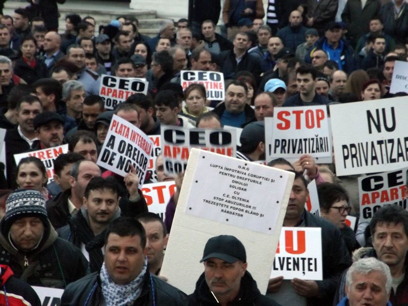 Protest de amploare la Târgu Jiu - mii de persoane scandează mesaje împotriva guvernului tehnocrat