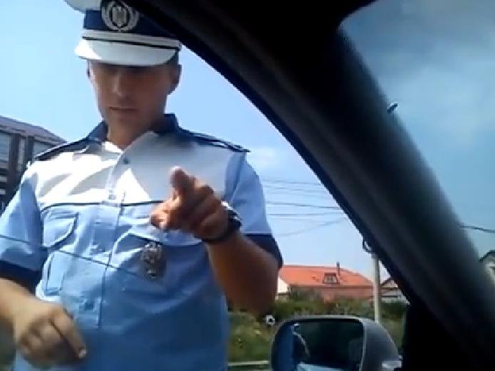 Un nou poliţist rutier face furori pe internet. Ce se întâmplă când un şofer refuză să-i dea actele - VIDEO