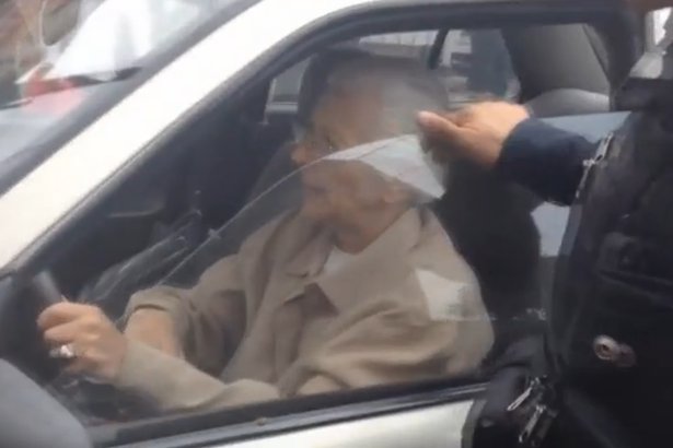 Bunicuța ”furioasă și iute” la volan. Ce le-a făcut polițiștilor ca să scape de amendă