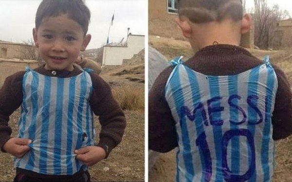 Gest emoţionant! Puştiul afgan care şi-a făcut tricou cu Messi dintr-o pungă a primit un dar de la idolul său