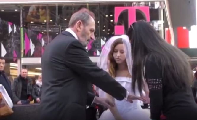 Nunta șocantă care a indignat milioane de oameni. Mireasa are doar 12 ani, mirele are 65. VIDEO cu reacțiile oamenilor