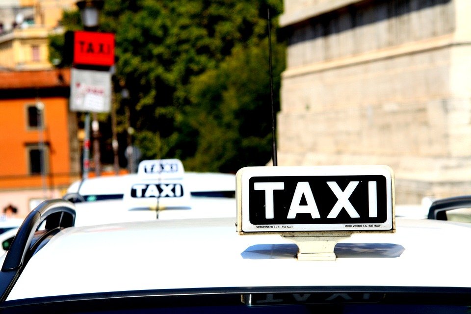 Un șofer de taxi s-a răzbunat pe polițistul care a vrut să îl sancționeze