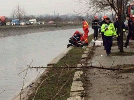 Un mort şi trei răniţi, după ce o maşină s-a răsturnat în Dâmboviţa 