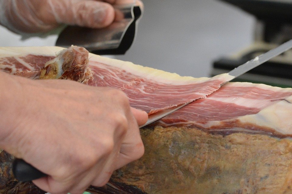 Pericol maxim: Carne expirată de 40 de ani, pregătită să intre în magazine 