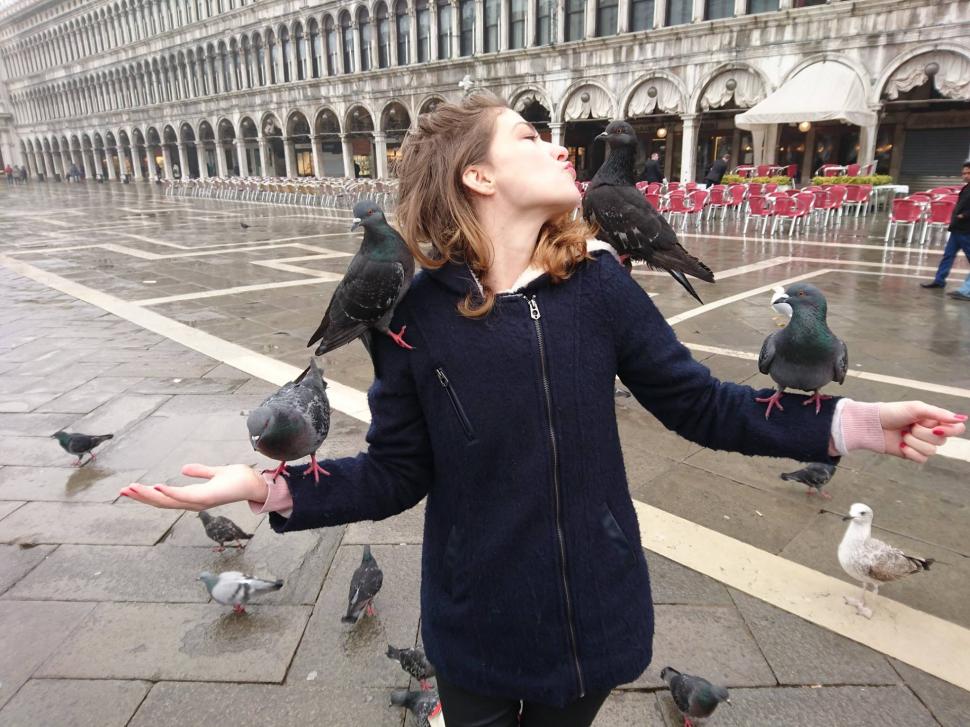 Cine e și cum arată iubita lui Remus Cernea cu care s-a sărutat public în Parlament 365746