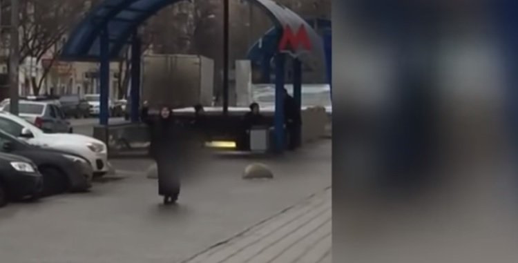 Femeia care s-a plimbat cu capul tăiat al unui copil pe o stradă din Moscova. Ce se știe până acum