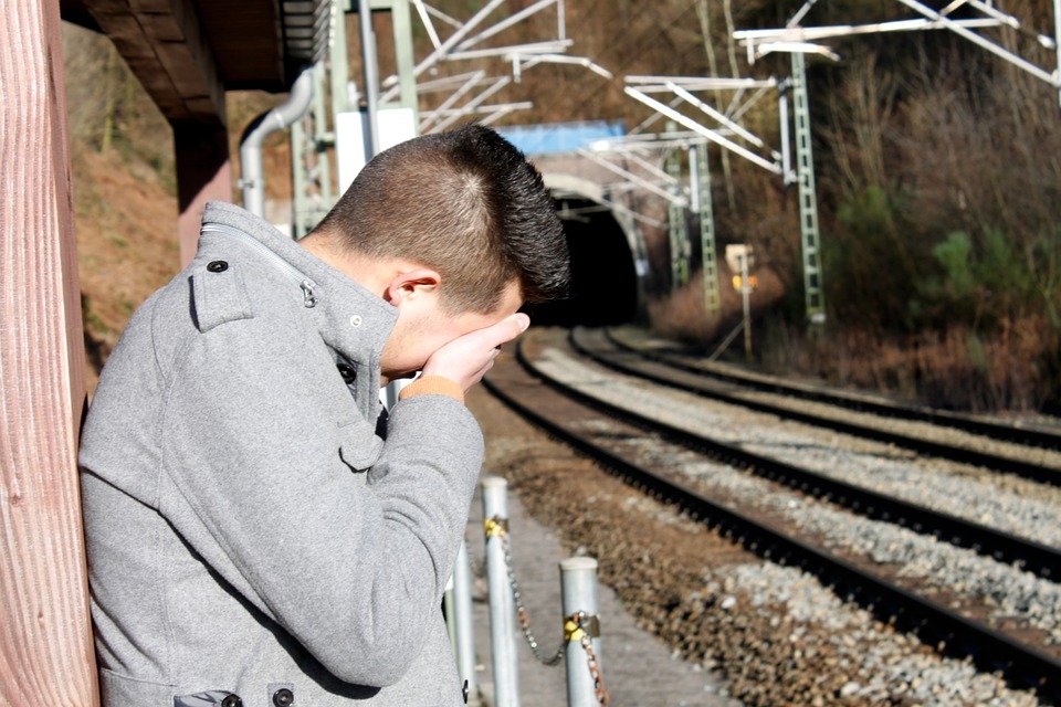 Tânăr de 18 ani, lovit mortal de două trenuri