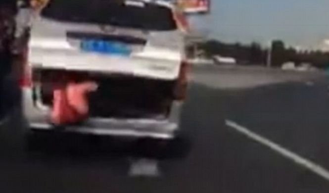Imagini incredibile. Un copil a căzut din mașină, iar bunicul său a condus mai departe. VIDEO