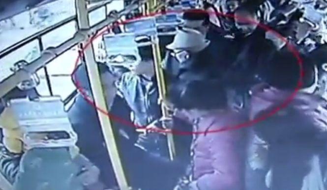 Femeie însărcinată, atacată de un bătrân că nu i-a cedat locul în autobuz. VIDEO