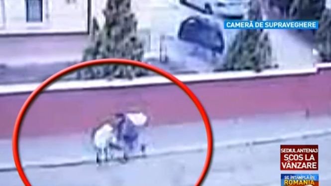 Imagini șocante surprinse în România. A fost atacată în plină stradă, în fața unei biserici. Ce a pățit femeia