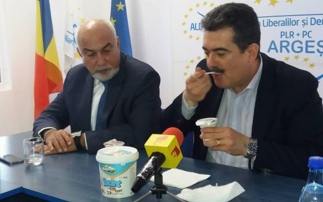 În plin scandal, fostul ministru al Economiei a mâncat iaurt de la “Lactate Brădet”