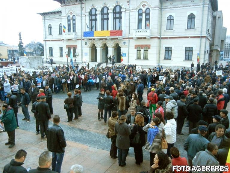 Sute de angajaţi ai Complexului Energetic Hunedoara protestează la Târgu Jiu