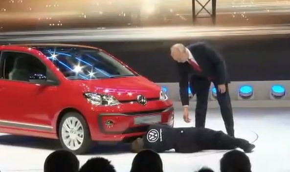 Volkswagen, moment jenant la Salonul Auto de la Geneva. ”Am venit cu noul dispozitiv de trișare!”