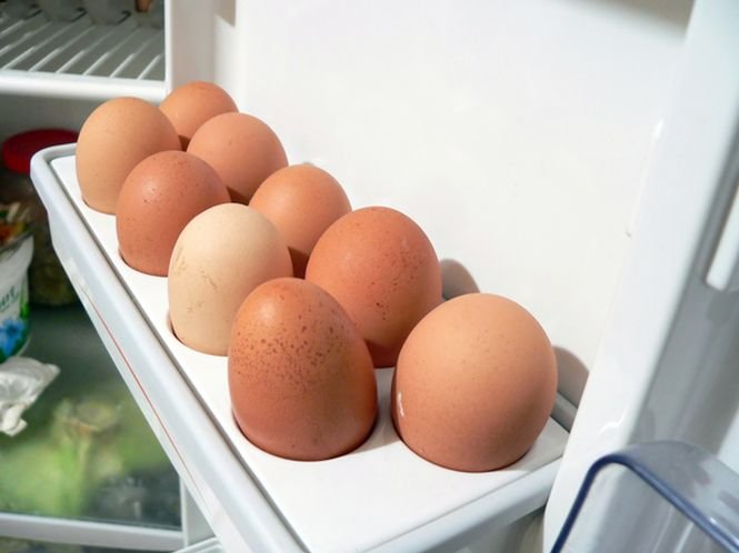 De ce nu trebuie păstrate ouăle în suportul din frigider