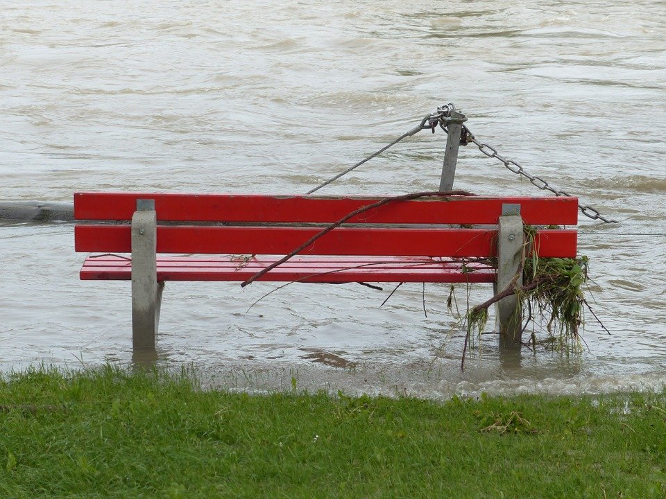 Pericol de inundații pe râuri din patru județe. Vezi zonele vizate