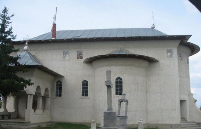 Un primar din Timiș și-a ridicat o biserică lângă piscina din curte