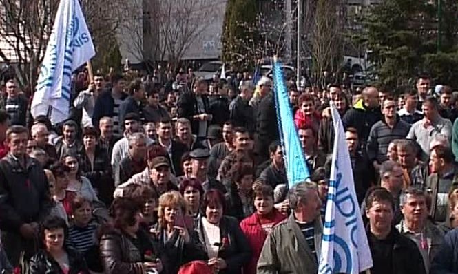 Guvernul tehnocrat se confruntă cu proteste seriose. Mii de sindicaliști de la Dacia cer autostradă și spital