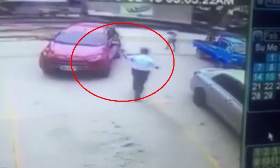 Imaginile cu un agent care ajută o mașină să iasă din parcare au devenit virale pe Internet. Toți au văzut asta, mai puțin el!