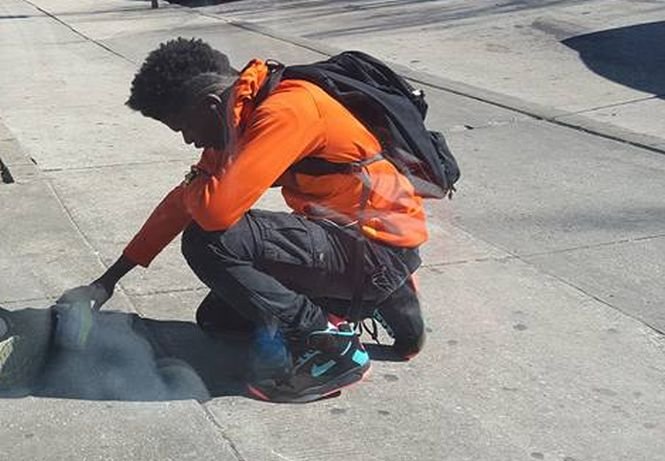 Se plimba pe stradă când a văzut ceva cu adevărat extraordinar. Un tânăr s-a lăsat în genunchi lângă un om fără adăpost și...