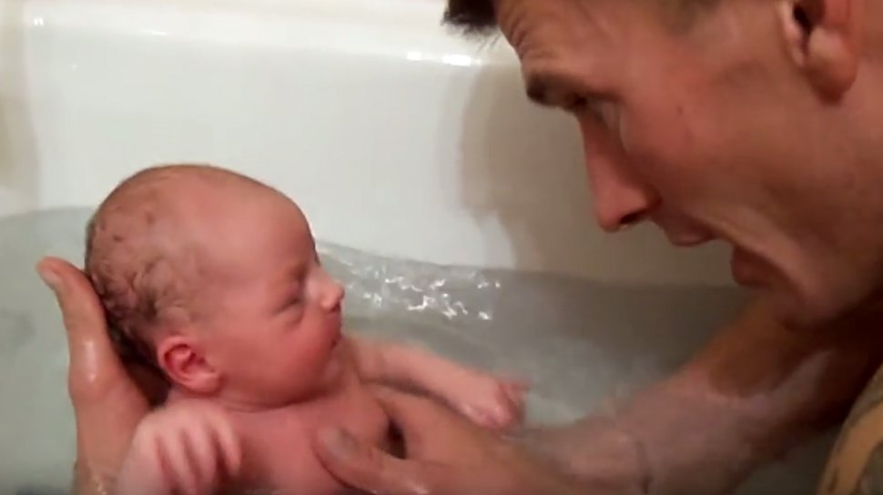 Bebeluș amenințat la prima sa baie că va fi pedepsit 