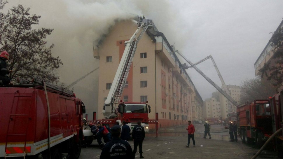 Un bloc din Capitală a ars timp de peste șase ore. Pompierii au decopertat mansarda, ca să lichideze incendiul