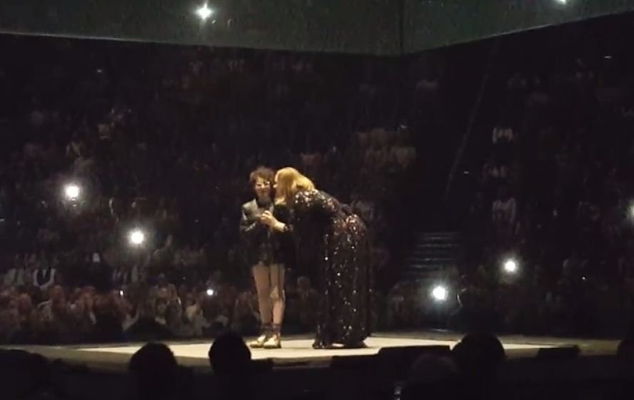 Adele, gest impresionant în timpul unui concert! A chemat-o pe scenă după ce a zărit-o în mulțime cu un banner imens