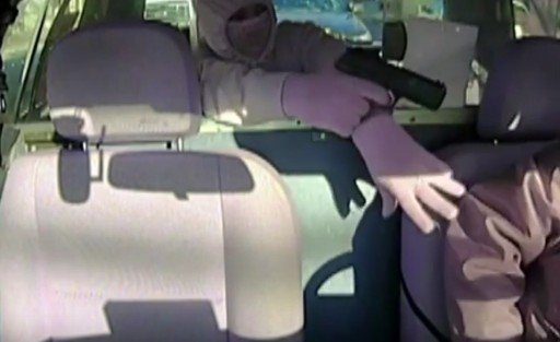 S-a ascuns în taxi şi i-a pus pistolul la tâmplă şoferului, însă ce a urmat este incredibil. Totul a fost filmat - VIDEO