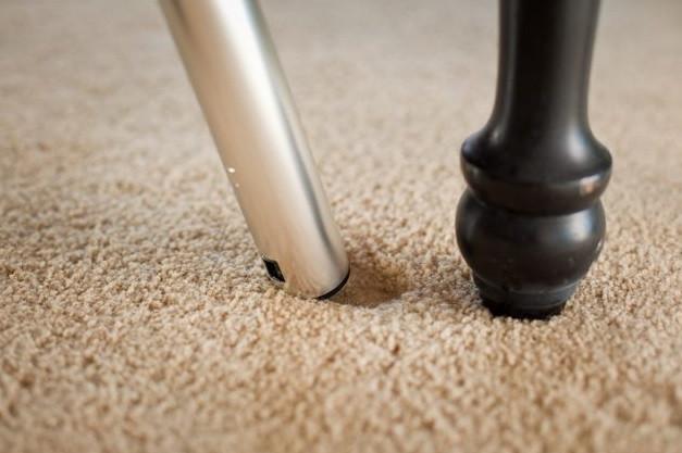 A pus un cub de gheata langa piciorul mesei pe covor - Motivul surprinzator pentru care a facut asta - Nici prin cap nu-ti trece  368426