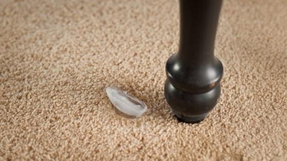 A pus un cub de gheata langa piciorul mesei pe covor - Motivul surprinzator pentru care a facut asta - Nici prin cap nu-ti trece  368428