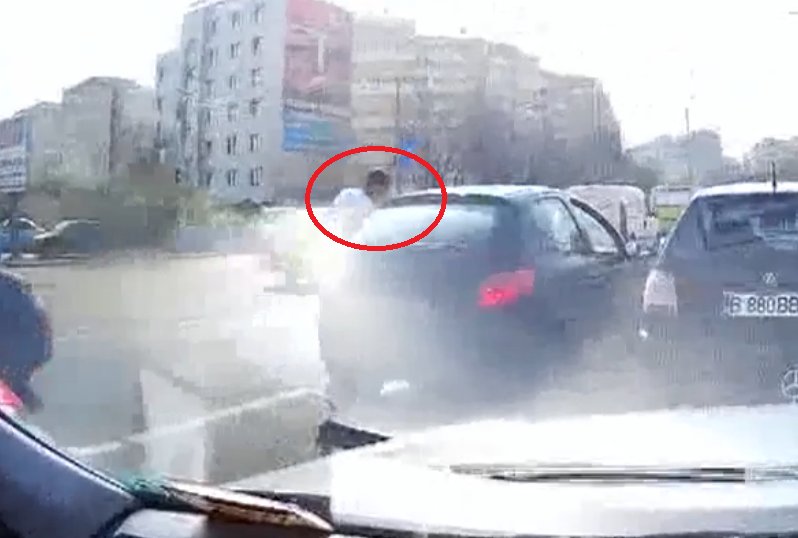 Incident violent în trafic. Șofer bătut cu pumnii și picioarele pe un bulevard din Capitală - VIDEO 