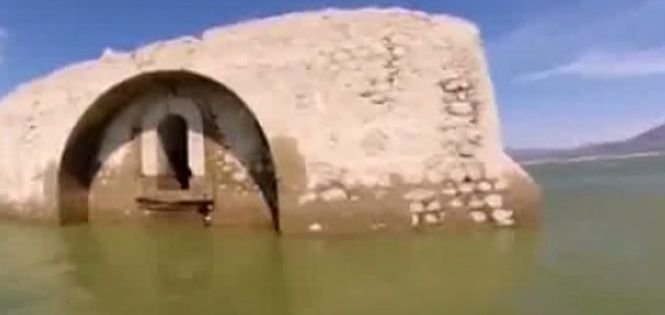 Descoperire incredibilă în apele unui lac. Ruinele unei biserici apar la suprafață în urma secetei
