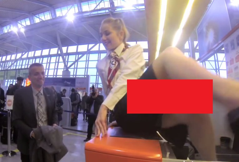 Pasagerul i-a înmânat pașaportul angajatei de la aeroport. În clipa următoare ea a făcut ceva cu totul neobișnuit - VIDEO