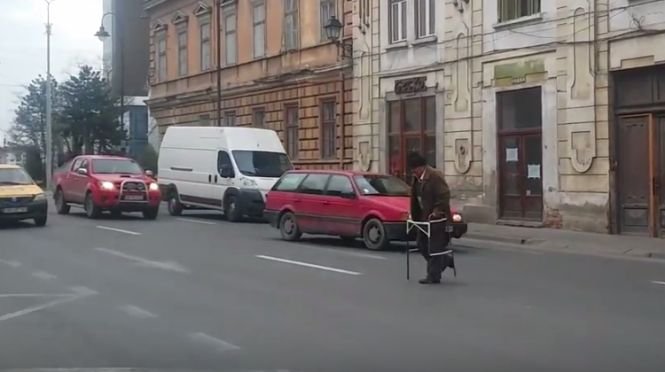 VIDEO. Cum trece un bărbat strada! Vi se pare normal?