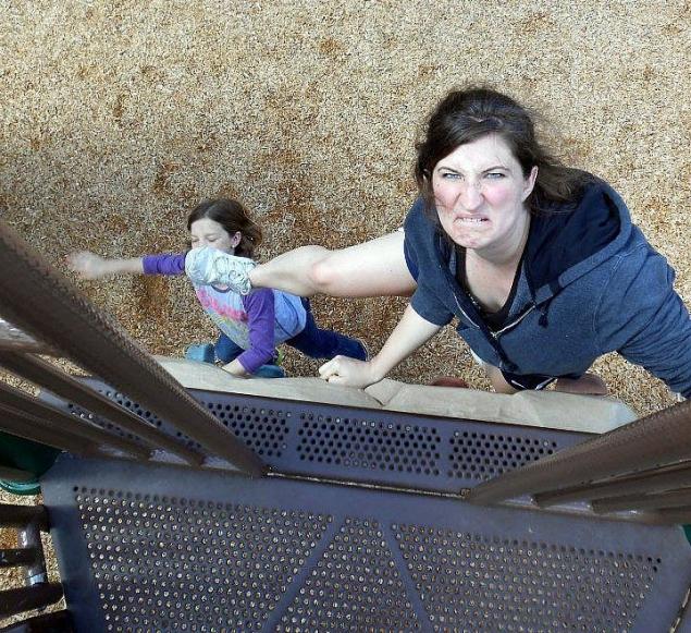  Ce a putut sa ii faca o mama fiicei sale in parc! N-ai mai vazut asa ceva 368921