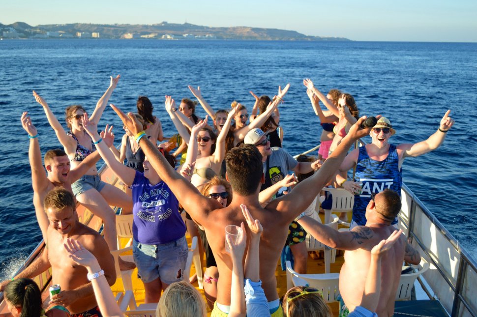 Ibiza, de la spiritul „flower power” la petreceri în spumă