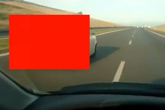Imagini incredibile filmate pe autostradă. Șoferul a fost șocat când a văzut ce trece pe lângă el