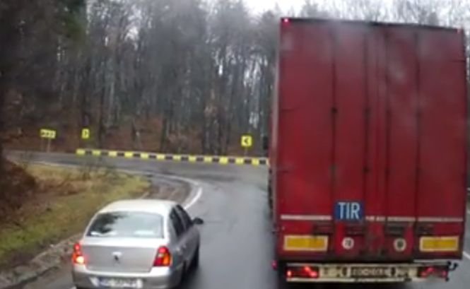 Imagini revoltătoare în trafic. Ce a pățit șoferul unui TIR pe un drum important din țară. VIDEO