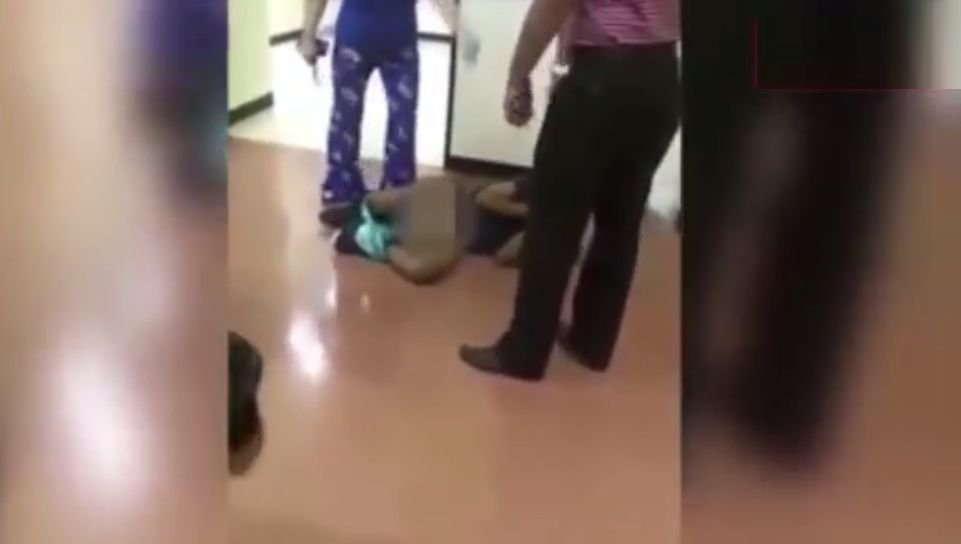 Scene șocante la mall. Bărbat prins cu pantalonii în vine, bătut crunt de tatăl fetei pe care a vrut să o violeze