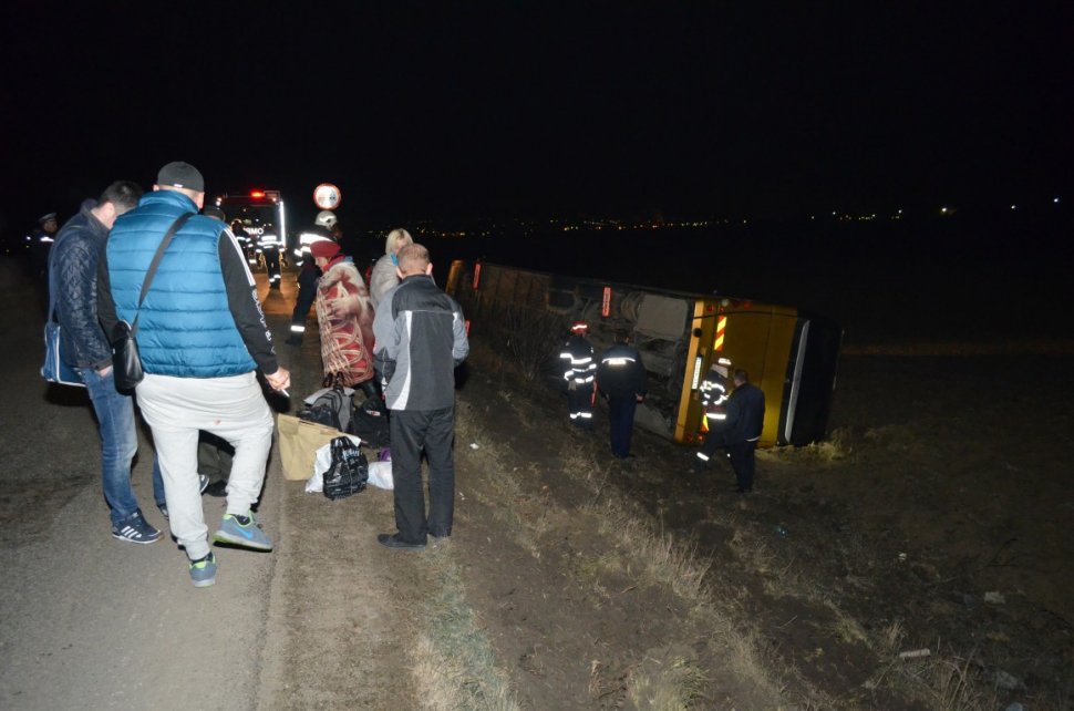 Autocar răsturnat în apropiere de Pașcani. Mai multe persoane au ajuns de urgență la spital