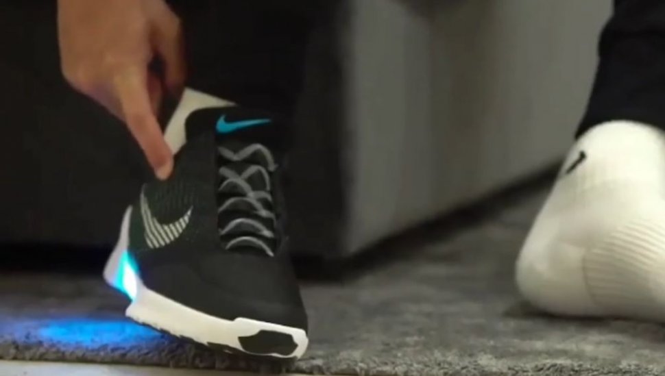 Nike a lansat adidașii care se leagă singuri la șireturi