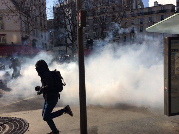 Stare de alertă la Paris. Elevii şi studenţii au baricadat intrările în licee şi au aprins torţe pe străzi