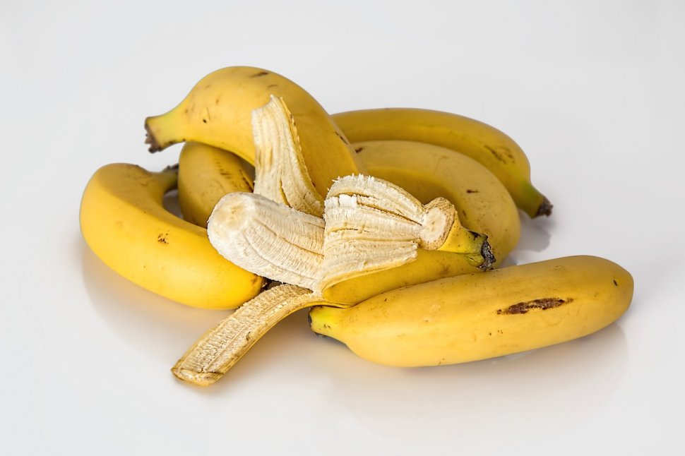 Tot ce stiai despre banane se va schimba azi! Cum decojesti de fapt fructul