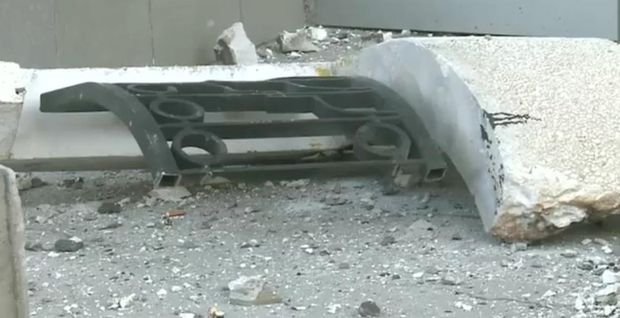 Clipe de groază într-un bloc din Capitală. Balconul unui apartament s-a prăbușit